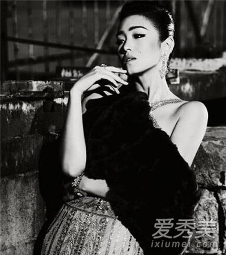 Củng Lợi không chỉ là diễn viên tài năng, mà còn là một biểu tượng thời trang châu Á, đặc biệt là trong mắt khán giả phương Tây. Nữ diễn viên này là người đầu tiên được thế giới công nhận là ngôi sao đẹp của Trung Quốc.