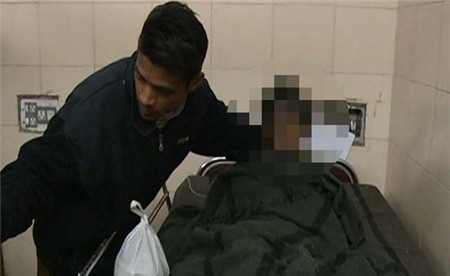Bé gái Yasmeen Khan (ảnh làm mờ) đã qua đời tại bệnh viện. Ảnh: NDTV