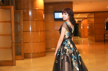 HH Kỳ Duyên sang trọng, quý phái với đầm ren - 9