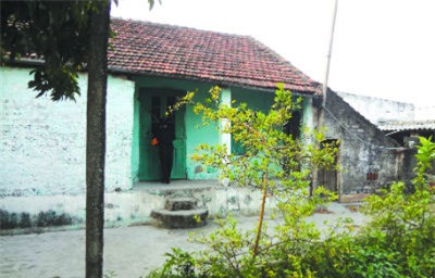 Lạ lùng gia đình 1 bà, 2 ông chung sống hạnh phúc, hòa thuận - ảnh 1