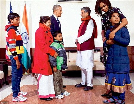 Cô bé Ấn Độ từ chối quà của phu nhân Tổng thống Mỹ 1