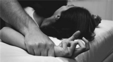 Phát điên vì lên giường là chồng cào cấu như thú dữ