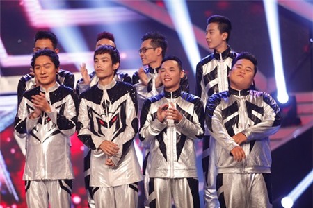 Đêm qua còn có sự tham gia trình diễn với vai trò khách mời của ca sĩ Hiền Thục.