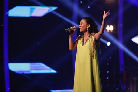 Bầu bì nặng nề, Thu Minh vẫn hát cực sung trên sân khấu