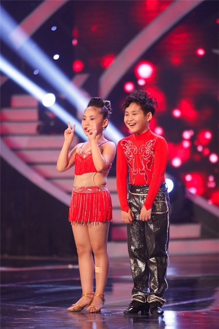 Đêm qua còn có sự tham gia trình diễn với vai trò khách mời của ca sĩ Hiền Thục.