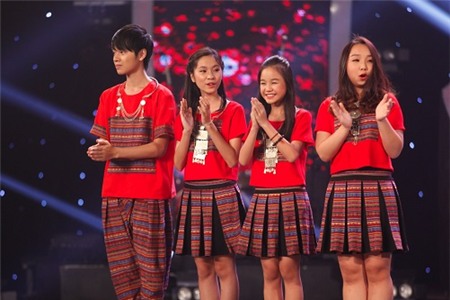 Đêm qua còn có sự tham gia trình diễn với vai trò khách mời của ca sĩ Hiền Thục.