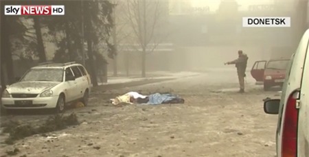 Hai dân thường tử nạn trong một cuộc pháo kích vào thành phố Donetsk ngày 31/1 (Ảnh: