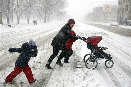 Lính cứu hỏa Mỹ vật vã chữa cháy do nước nhanh chóng đóng băng 13