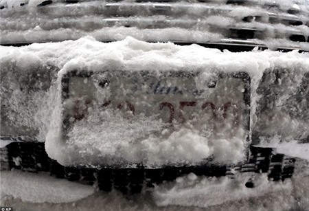 Lính cứu hỏa Mỹ vật vã chữa cháy do nước nhanh chóng đóng băng 15