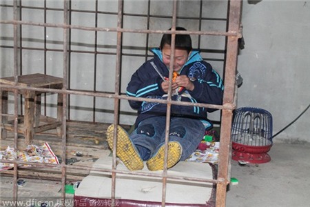 Cha nhốt con trai vào lồng sắt vì sợ con tấn công hàng xóm 1