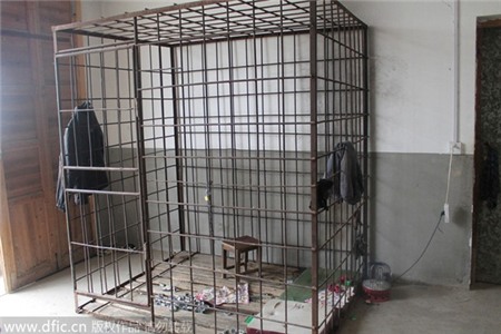 Cha nhốt con trai vào lồng sắt vì sợ con tấn công hàng xóm 2