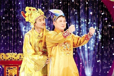 Nghệ sĩ Quốc Khánh (trái) trong một chương trình “Táo quân”. Ảnh: TL