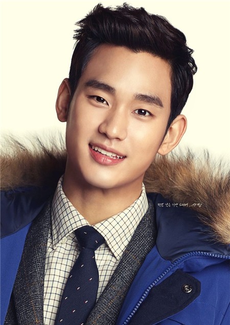 Nam diễn viên của Vì sao đưa anh tới Kim Soo Hyun không sở hữu vẻ đẹp lãng tử, phong trần nhưng hút hồn phái nữ nhờ gương mặt nhỏ nhắn với đường nét hài hòa, đặc biệt là làn môi dày.