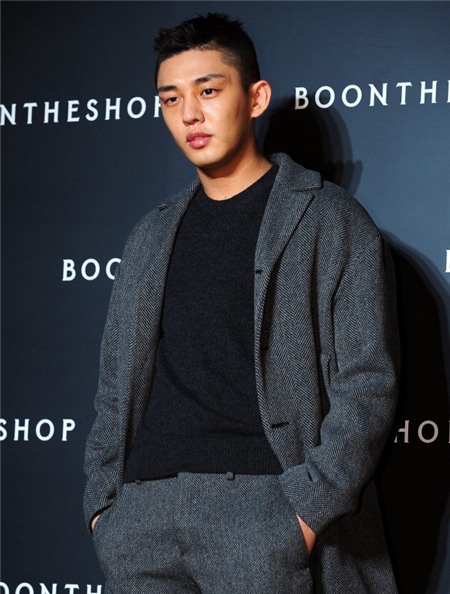 Trong chương trình Entertainment Weekly, bạn diễn của anh là Song Joong Ki từng thừa nhận ghen tỵ với đôi môi của Ah In.