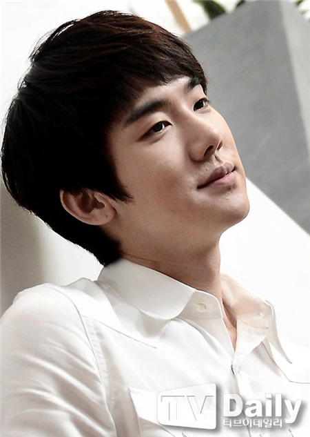 Trong một lần đến Hàn Quốc, nữ diễn viên đến từ Hollywood Amanda Seyfried hé lộ cô để ý đến Yoo Yun Suk vì đôi môi dày và chiều cao đáng ngưỡng mộ của anh.