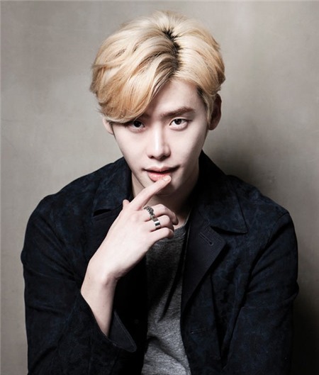 Lee Jong Suk đang là một trong những nam diễn viên trẻ ăn khách nhất của màn ảnh Hàn Quốc hiện nay. Nam diễn viên Pinocchio có gương mặt thư sinh, được chú ý nhiều nhất với làn môi dày và cong.