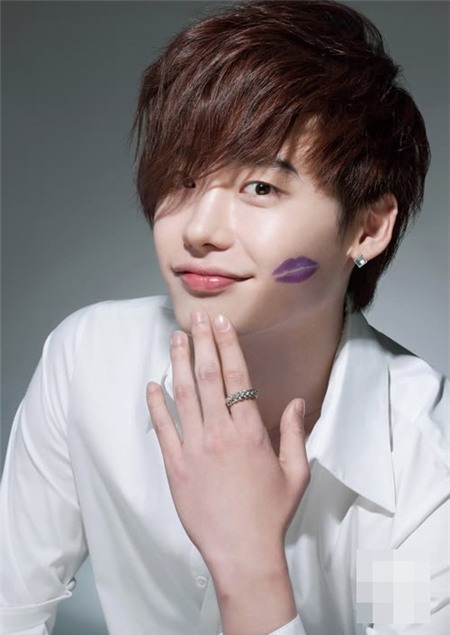 Những biểu cảm của Lee Jong Suk trở nên đáng yêu hơn nhờ đôi môi này.