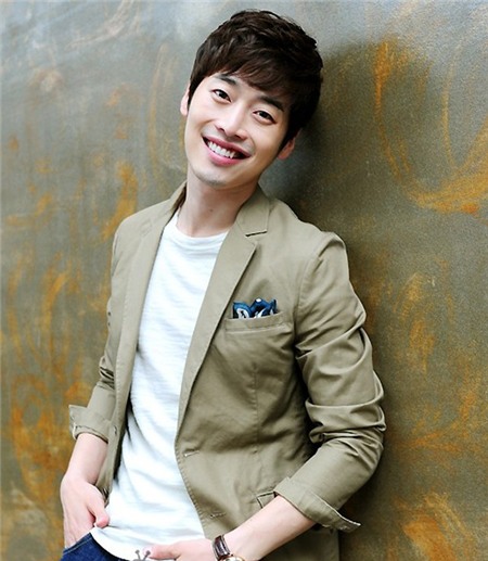 Mỹ nam 33 tuổi khiến nhiều fan nữ rụng tim mỗi khi mỉm cười tươi tắn, anh được đặt biệt danh là người có “nụ cười thiên thần”.