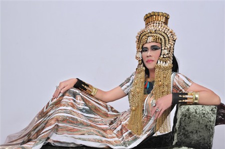 hoai-linh-ong-hoang-showbiz-viet-va-bo-suu-tap-thanh-tuu-de-doi