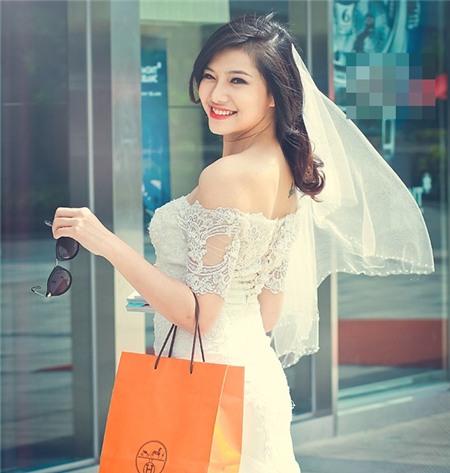 Trước Thùy Anh, Lee Balan (Lưu Đê Ly) là diễn viên trẻ gây xôn xao công chúng khi đóng cảnh giường chiếu trong bộ phim của Ba Lan - Moja Krew ra mắt vào năm 2010. Vào thời điểm đóng Moja Krew, Lee Balan đang là học sinh lớp 11, cô bảo lưu kết quả học tập để sang Ba Lan đóng phim.