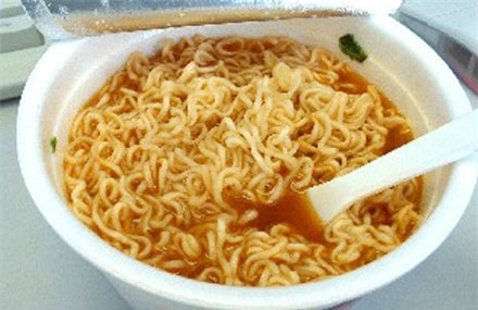 Sai lầm khi ăn của đa số người Việt khiến mỳ ăn liền càng độc hại