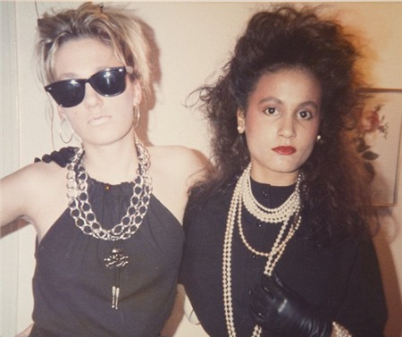 Tess Christian (phải) trong bức ảnh kỷ niệm cùng bạn năm 19 tuổi.