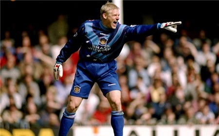 Rất nhiều cầu thủ cùng thời ca thán về lối chơi bạo lực của Schmeichel. Những pha truy cản của huyền thoại người Đan Mạch luôn là cơn ác mộng đối với cầu thủ đối phương trong quãng thời gian đầu quân cho Manchester United.