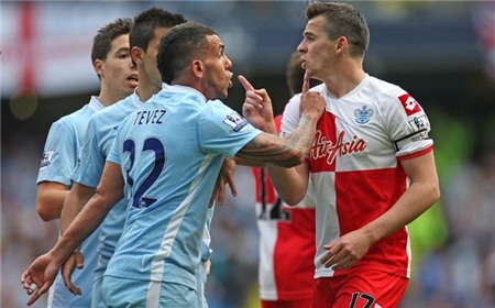 Tiền vệ đang khoác áo QPR thường xuyên xuất hiện ở những điểm nóng mỗi khi xung trận. Trong cuộc đối đầu với đội bóng cũ Man City ở vòng cuối cùng mùa 2012/13, Barton chửi nhau với Carlos Tevez sau đó đá vào người Sergio Aguero.