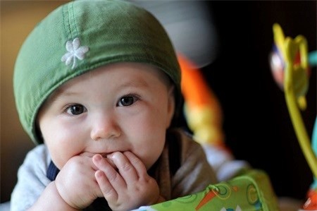 Mẹ có thể bôi xấu đầu ti bằng cách bôi nhọ nồi, son, hay vẽ những hình xung quanh bầu ti sẽ khiến trẻ thấy là, sợ và bỏ ti. Hoặc bạn cũng có thể bôi thứ có mùi để bé cảm thấy chán và tự bỏ cuộc.