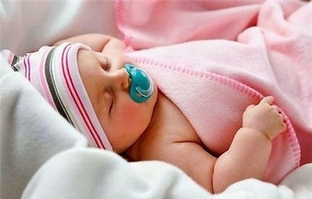 Dụ dỗ bé bằng đồ ăn khác: Bạn hãy cho trẻ ăn những món mình thích, chiều theo sở thích của trẻ. Việc ăn ngoài sẽ khiến trẻ không nhớ bú mẹ nữa.