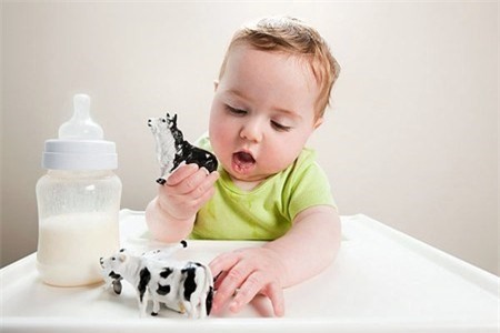 Cho trẻ đi chơi xa như: Về thăm ông bà, họ hàng… sẽ khiến trẻ ham vui mà tự động cai ti mẹ.