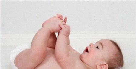 Không cho bé ti lại khi bé khóc đòi: Nhiều mẹ vì thấy con khóc đòi mà lại cho con bú lại. Khi bé khóc bạn nên tìm cách dỗ dành, cho ăn thứ khác làm trẻ quên đi đưa cho ông bà bố bế thay để trẻ quên đi.