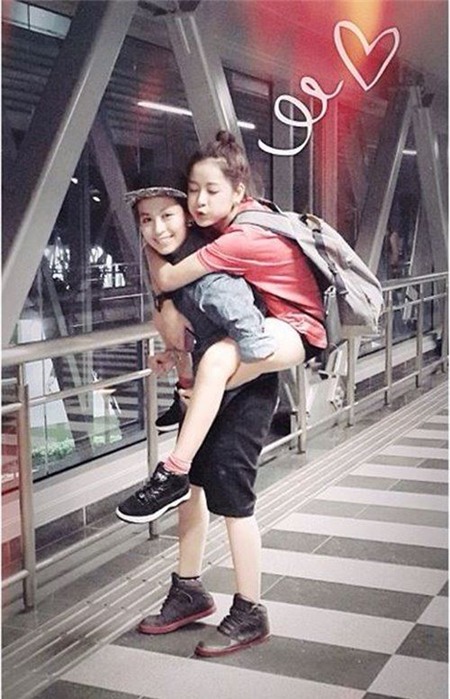 Chi Pu tự đăng ảnh hôn và nói yêu bạn đồng giới - 4