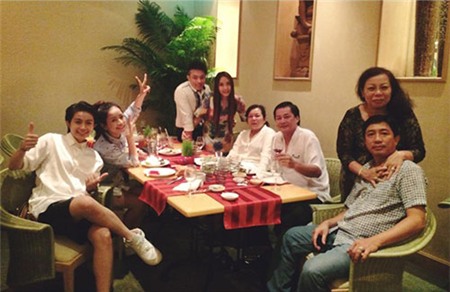 Chi Pu tự đăng ảnh hôn và nói yêu bạn đồng giới - 12