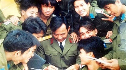 Nghệ sĩ Quang Tèo quây quần bên anh em chiến sĩ mỗi khi đi diễn cùng Nhà hát Quân đội.