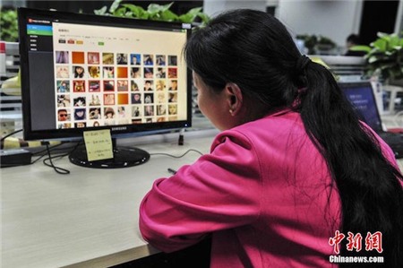 Công việc hàng ngày của người dọn ảnh khiêu dâm trên mạng