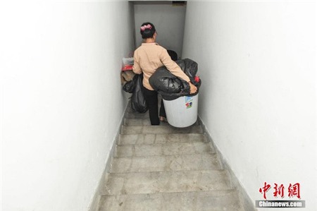 Công việc hàng ngày của người dọn ảnh khiêu dâm trên mạng
