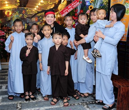 phi-nhung-mot-long-vi-gia-dinh-va-niem-hanh-phuc-cham-con-cua-nguoi