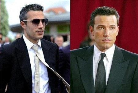 Van Persie là chân sút nổi tiếng người Hà Lan, hiện khoác áo M.U và là một trong những tiền đạo xuất sắc nhất Premier League vài năm qua. Tuy nhiên, ít NHM có thể ngờ rằng Van Persie lại có ngoại hình rất giống với nam diễn viên nổi tiếng người Mỹ, Ben Affleck. Điểm nổi bật nhất giữa cặp đôi này là kiểu và màu tóc giống nhau.