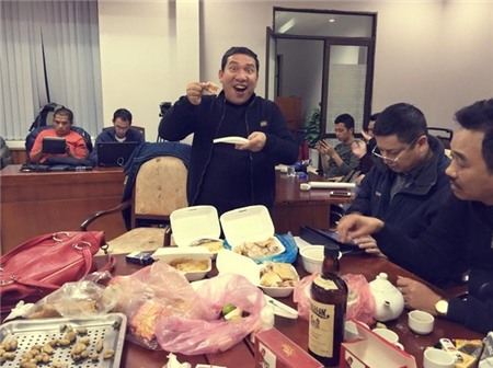 Quang Thắng tỏ ra rất hào hứng với giây phút xả hơi này.