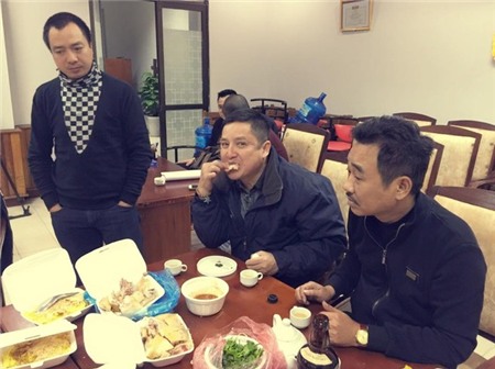 Dàn Táo nghỉ xả hơi trong khi tập.