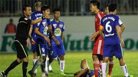 Sau tình huống vào bóng thô bạo với Hoàng Thiên ở trận HA.GL - Than.QN, Minh Tùng đã phải nhận thẻ đỏ trực tiếp