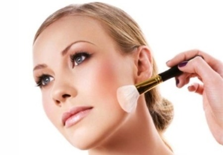 2. Dùng quá nhiều phấn bronzer: Đôi khi phái đẹp quá lạm dụng việc sử dụng quá nhiều phấn bronzer để tạo hiệu ứng da nâu khỏe mạnh. Khi đó, hãy dùng miếng mút trang điểm ẩm dặm foundation hoặc concealer lên những vùng da bị quá tối màu. Cách này sẽ giúp phần nền của bạn trở nên mịn màng và tự nhiên hơn. Và đừng quên lần sau khi sử dụng bronzer, hãy nhẹ tay hơn một chút.