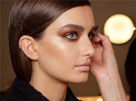 3. Quá nhiều phấn matte: Khi bạn trót phủ phấn nền matte quá đà, da mặt bạn sẽ trông rất khô khốc và kém tự nhiên. Thay vì tẩy trang và đánh nền lại từ đầu, bạn có thể xịt dung dịch dưỡng ẩm lên trên lớp nền hiện tại. Chính lớp xịt dưỡng ẩm này sẽ giúp cho lớp phấn matte trở nên tự nhiên và giúp da bạn dễ thở hơn.