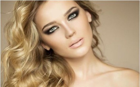 4. Đánh mắt mèo không đều: Không phải bất cứ cô gái nào cũng có khả năng chuốt được một đôi mắt mèo hoàn hảo nếu như không bỏ thời gian tập luyện mỗi ngày. Khi bạn lỡ tay chuốt một bên không đều so với bên còn lại, đừng vội vàng lấy ngay lọ tẩy trang và lau sạch sẽ mọi thứ. Thay vào đó, hãy dùng đầu tăm bông có chấm kem dưỡng mắt để nhẹ nhàng lau bớt phần đường kẻ thừa ra. Hoặc có thể lấy cọ mắt tán đều đường kẻ ra và biến kiểu đánh mắt mình đang có thành kiểu mắt khói lộng lẫy.