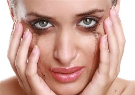 7. Mascara bị lem: Khi bạn chẳng may quệt tay lên mắt, những phần mascara bạn dày công chải chuốt có thể lem ra mí và tệ hơn là dính lại trên da khá lâu. Bạn có thể dùng lotion hoặc dung dịch dưỡng ẩm cho da tẩm vào một chiếc tăm bông rồi chấm nhẹ nhàng lên những phần mascara bị lem.