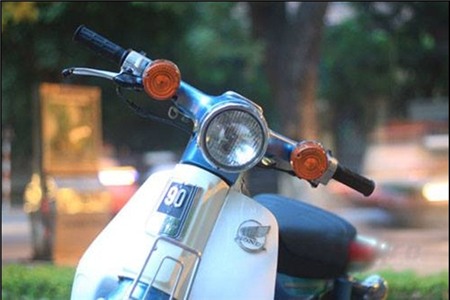 Honda Cub 81 kim vàng giọt lệ với đặc điểm nhận dạng là đèn tròn và hộp số 3 số