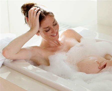 Mẹ bầu tắm mùa đông: Cẩn thận hại con! - 1