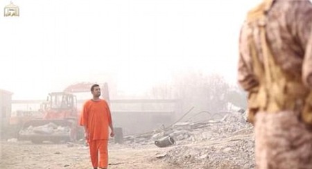 Phi công người Jordan, Muath al-Kasasbeh, bước đi bình tĩnh đến pháp trường nơi phiến quân IS hành hình anh. Theo giới quan sát, IS thực hiện đoạn phim này rất kỹ lưỡng với kỹ thuật dựng hiện đại, chất lượng hình ảnh rõ nét, góc máy đa dạng... cho thấy việc hành hình phi công Jordan có thể đã diễn ra từ lâu.