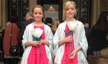 Grace Taylor, (bên phải), và em gái sinh đôi Ellen.